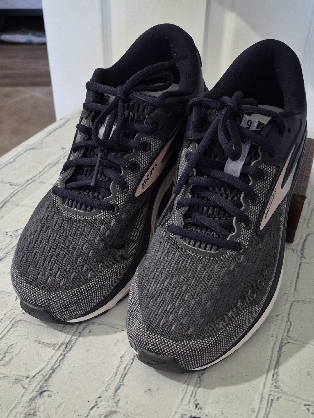EUC Brooks Dyad 9 Womens Wide Gray Lavender Ombré Primrose 1203121D496 Shoes